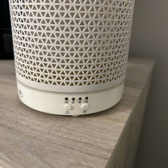 White Essential Oil Diffuser-Multi colored features with 3 essential oils - Picture 3 of 5